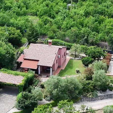 Ada - Labin, Kapelica Vikendica